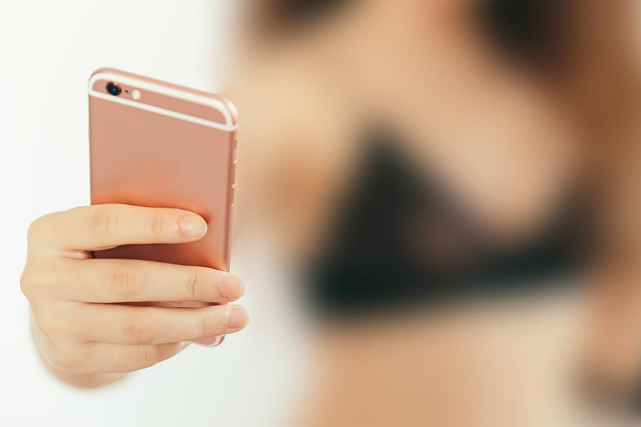 Ministry suspends worker under suspicion of taking nude pics at work