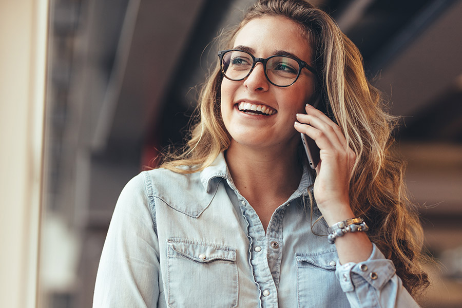 Employees forcing smiles at work 'at risk of heavier drinking'