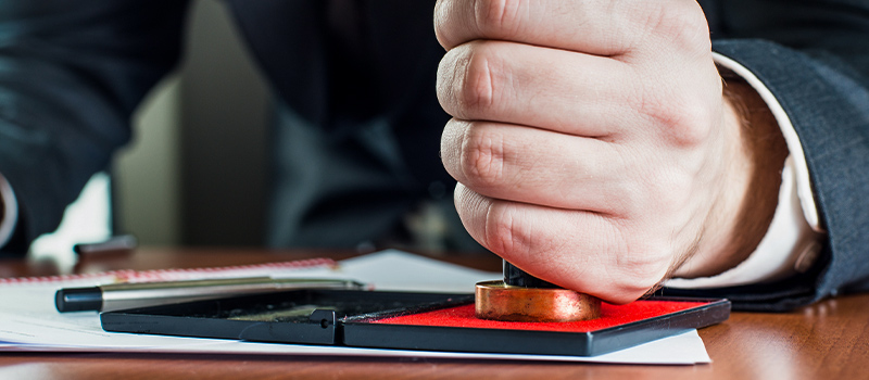 Which political party has pledged to review IR35?