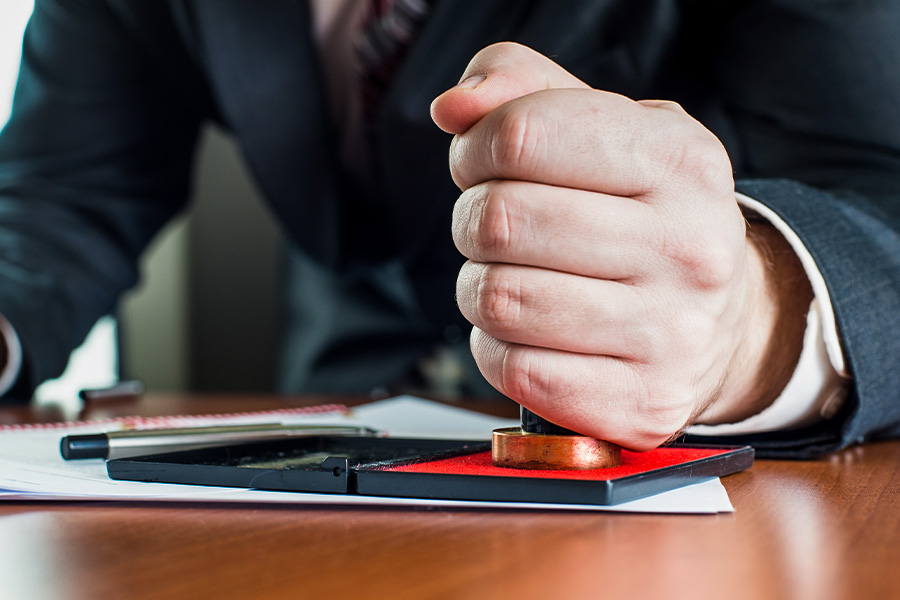Which political party has pledged to review IR35?