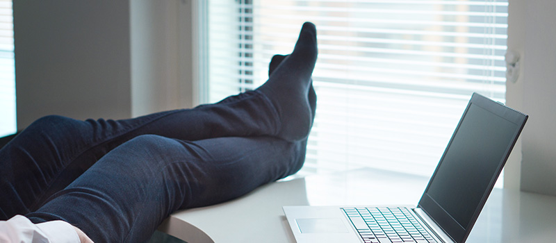 American workers cause a stink with barefoot office trend 