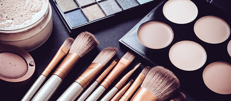 Male employee reprimanded for wearing makeup at work