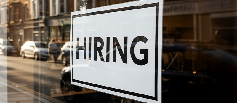 UK vacancies continue to slip in August, but salaries hold steady 