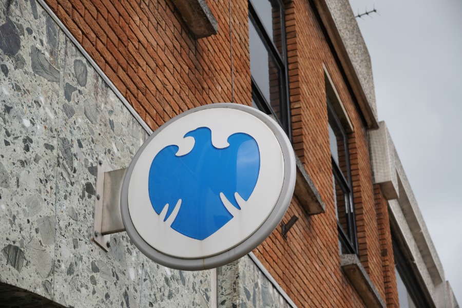 Barclays orders senior managers into office four days a week