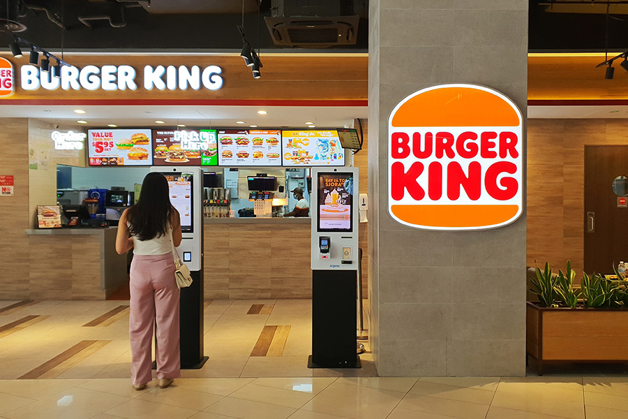 Employee runs entire Burger King store solo, sparking social media response